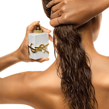 WEAR IT LIKE
A FEEL-GOOD HAIR MIST