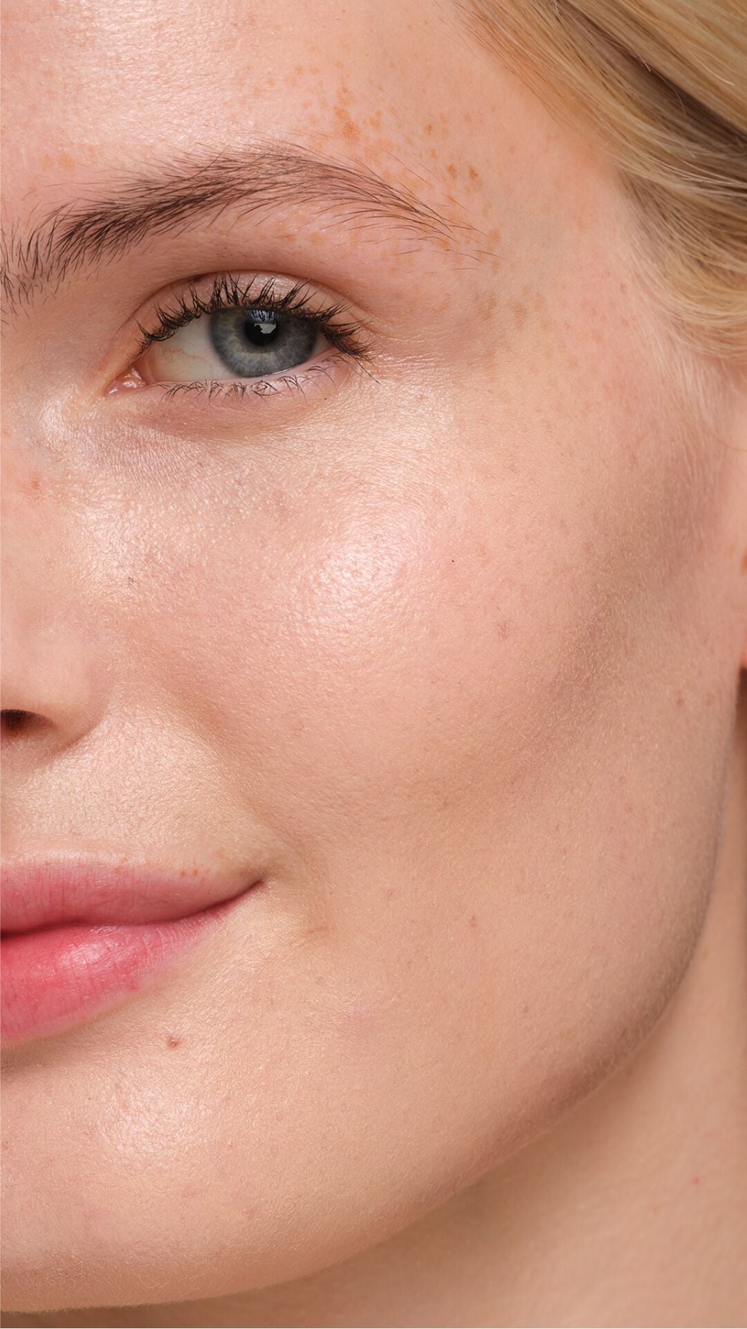 Radiant finish on fair skin with YSL SKIN AFFAIR FOUNDATION. Close-up showing a luminous, poreless and unified glow.