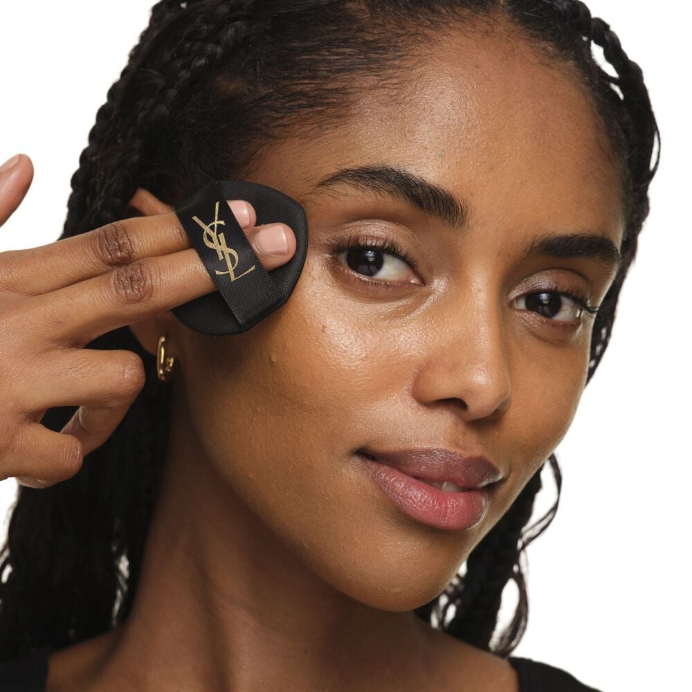 Close-up showing how to tap YSL SKIN AFFAIR CUSHION on the cheek for a seamless, buildable and radiant coverage.