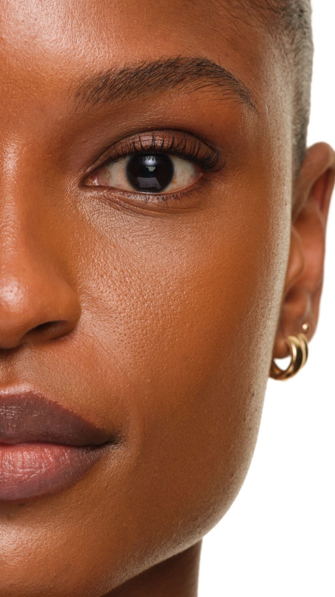 Radiant finish of YSL SKIN AFFAIR FOUNDATION on deep skin. Extreme zoom showing smooth, poreless and luminous texture.