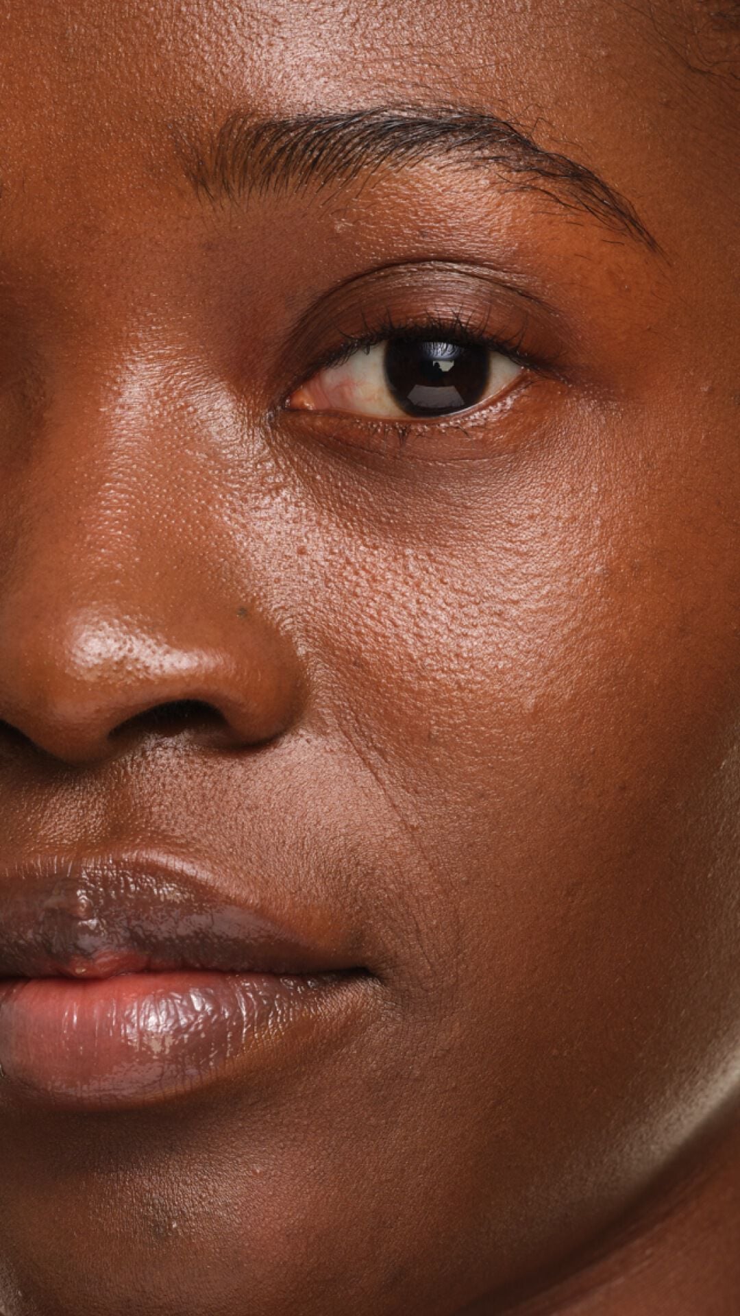 YSL SKIN AFFAIR FOUNDATION on deep skin tone. Extreme zoom on the unified, poreless and healthy-looking soft glow finish.