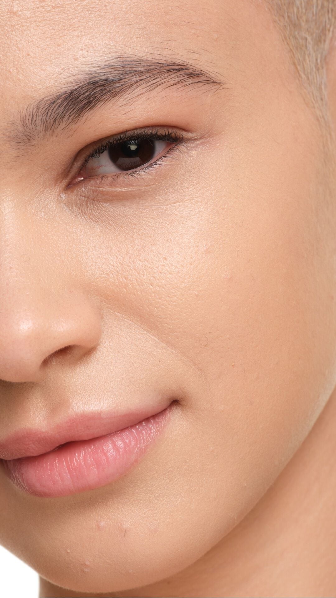 YSL SKIN AFFAIR FOUNDATION on light skin tone. Extreme zoom on the radiant, smooth and natural-looking soft glow finish.