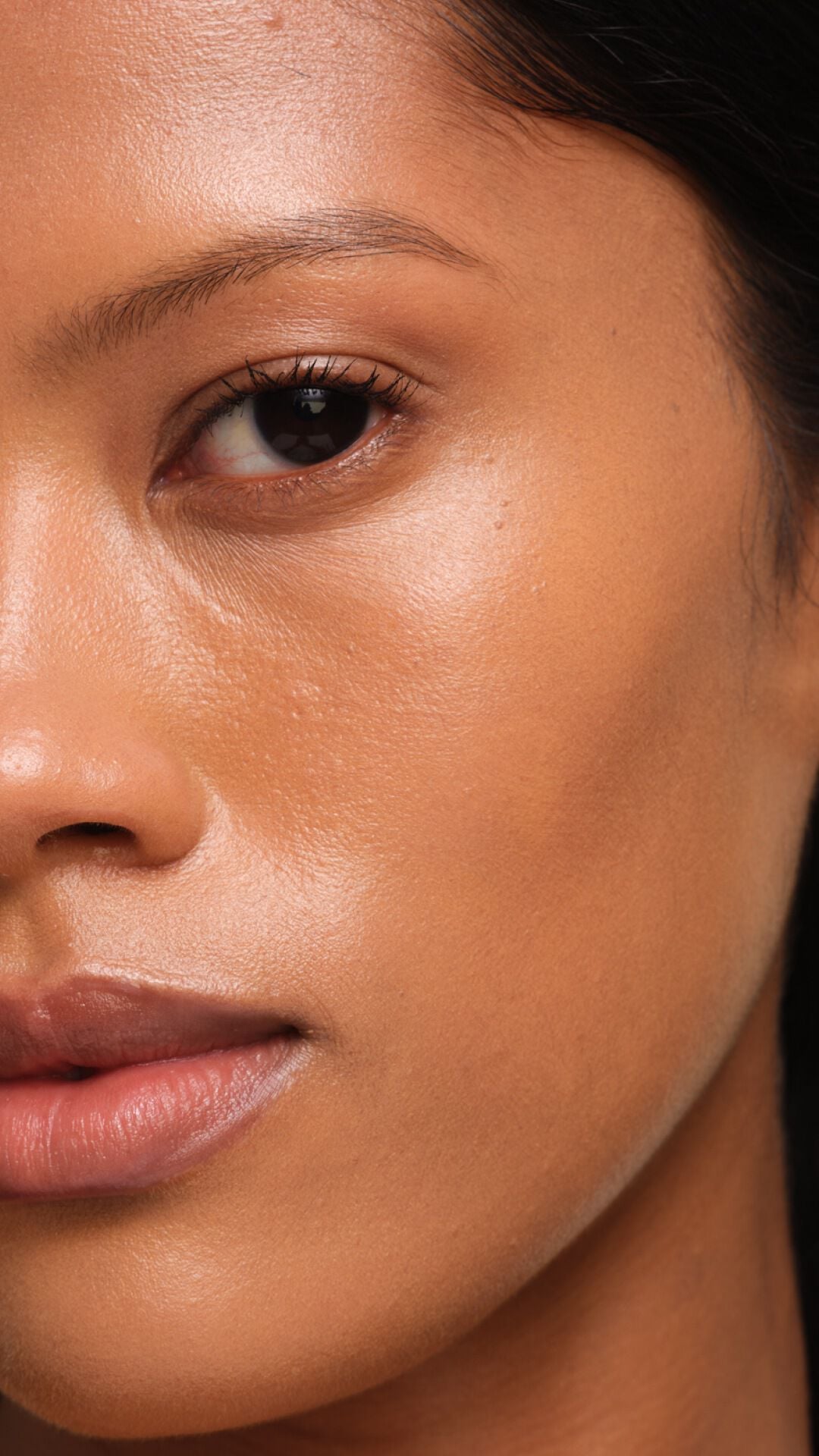Luminous glow on medium skin with YSL SKIN AFFAIR FOUNDATION. Close-up of the breathable, second-skin radiant finish.