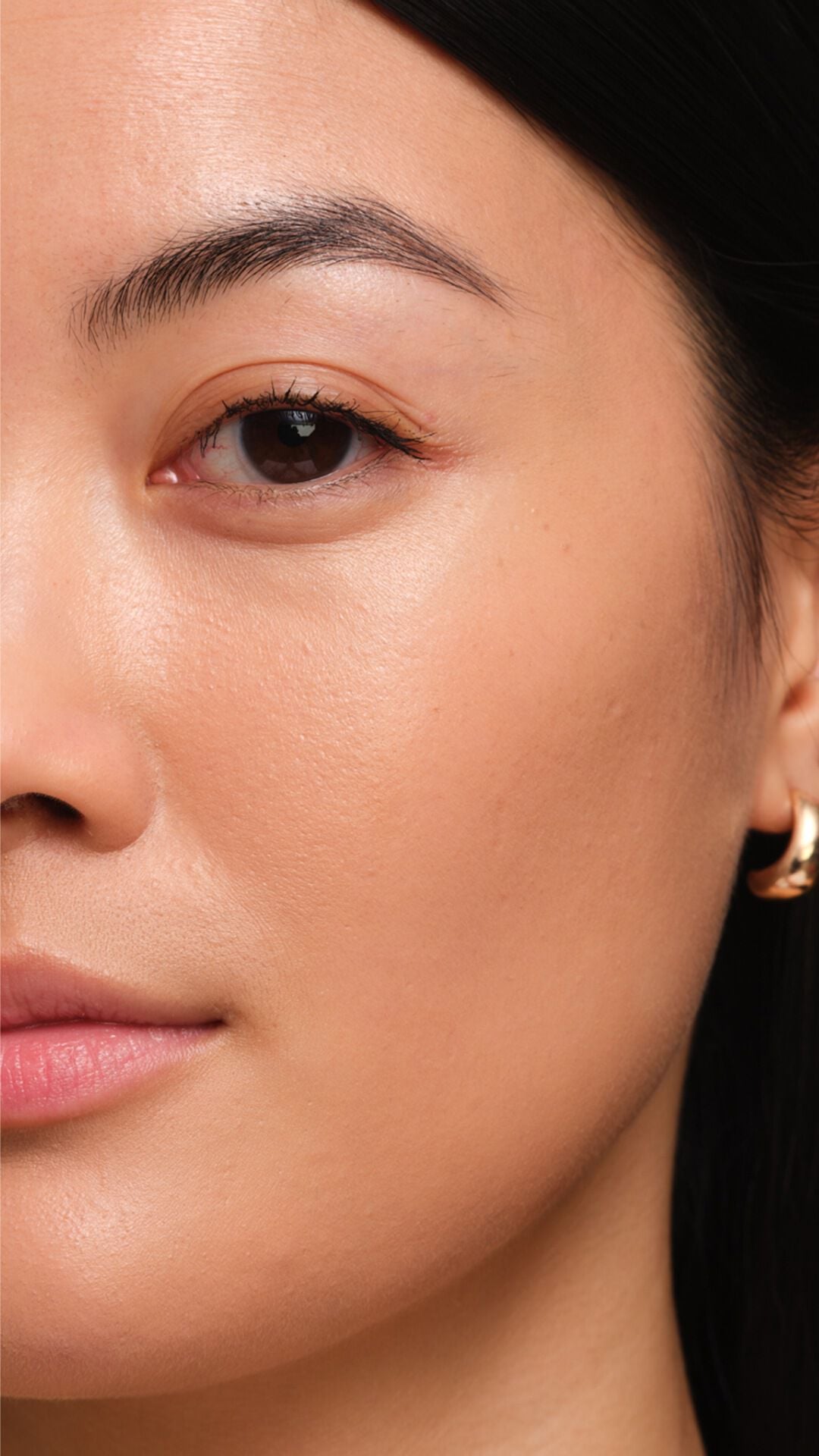 Unified light complexion with YSL SKIN AFFAIR FOUNDATION. Close up of the luminous finish and breathable texture.