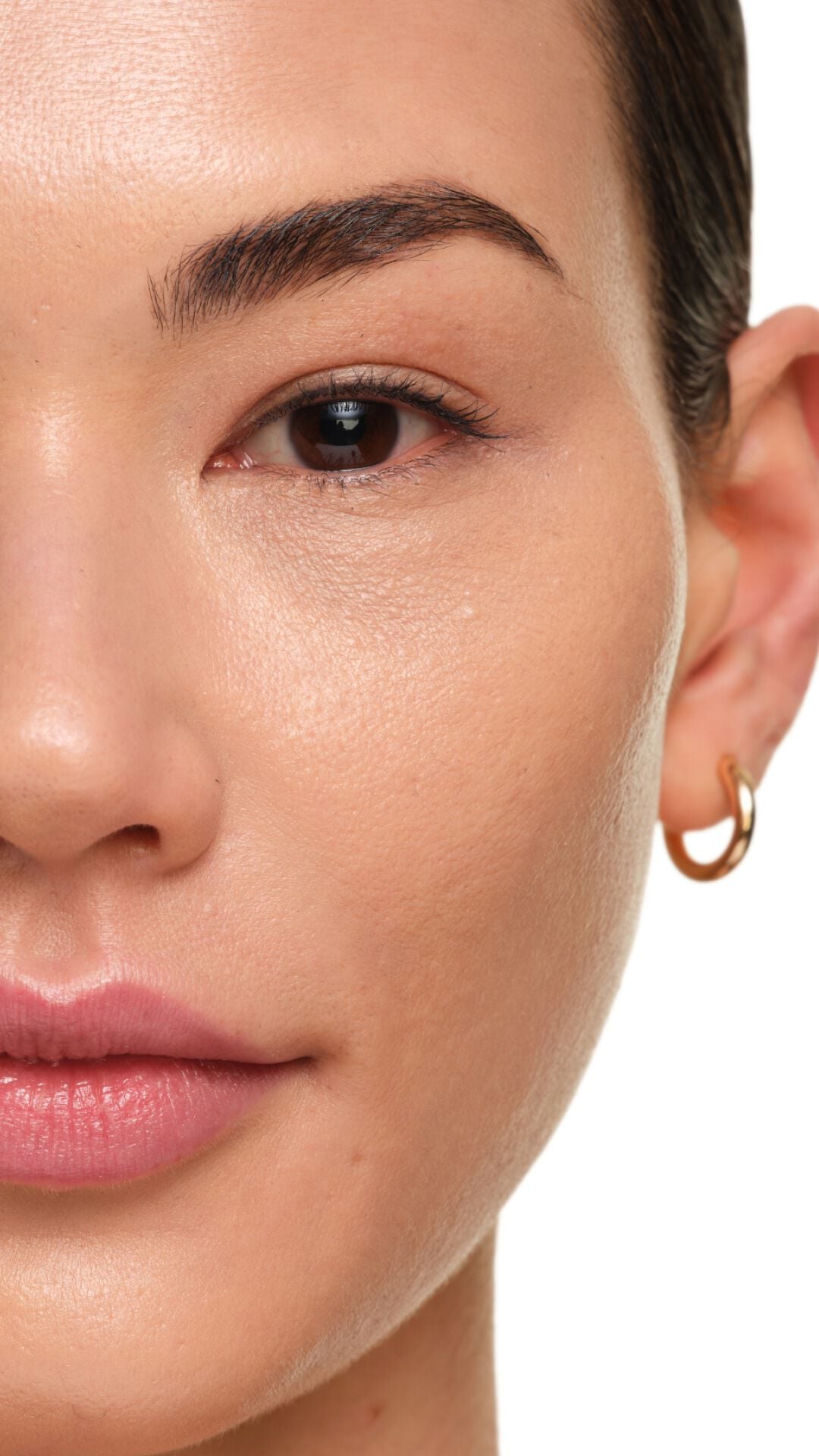 Extreme skin zoom showing the radiant finish of YSL SKIN AFFAIR SOFT GLOW FOUNDATION. Smooth, poreless and luminous skin.